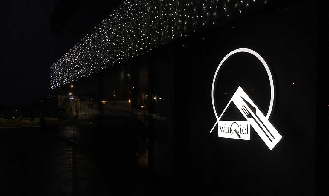 Logotypy 3D restauracji Winqiel w Warszawie