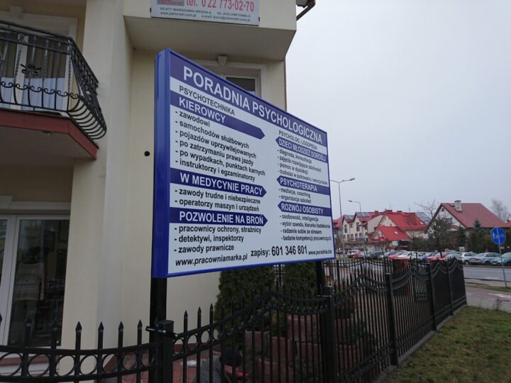 Kaseton reklamowy dla poradni psychologicznej w Starej Miłosnej – zdjęcie realizacji 3