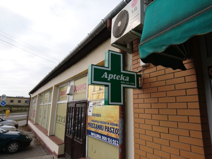 Podświetlany krzyż apteczny w Górznie – zdjęcie realizacji 2