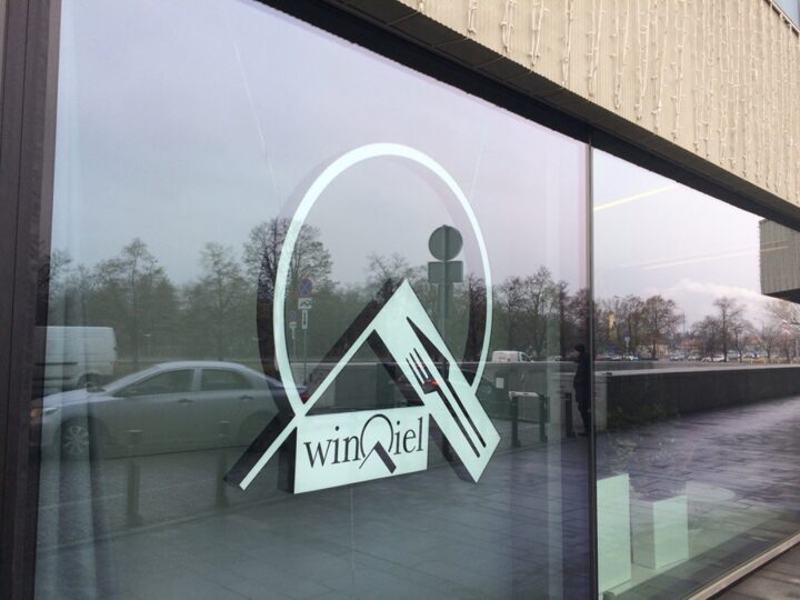 Logotypy 3D dla restauracji Winqiel w Warszawie – zdjęcie realizacji 3