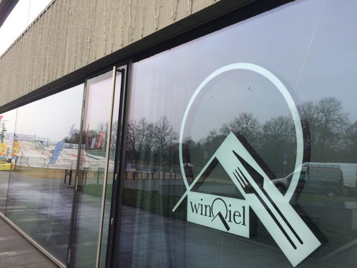 Logotypy 3D dla restauracji Winqiel w Warszawie – zdjęcie realizacji 5