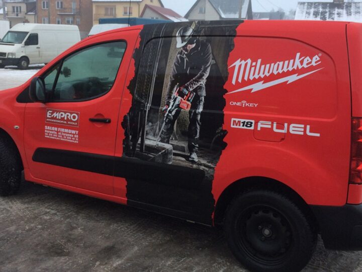 Metamorfoza Peugeot Partner dla Milwaukee EMPRO w Garwolinie – zdjęcie realizacji 2