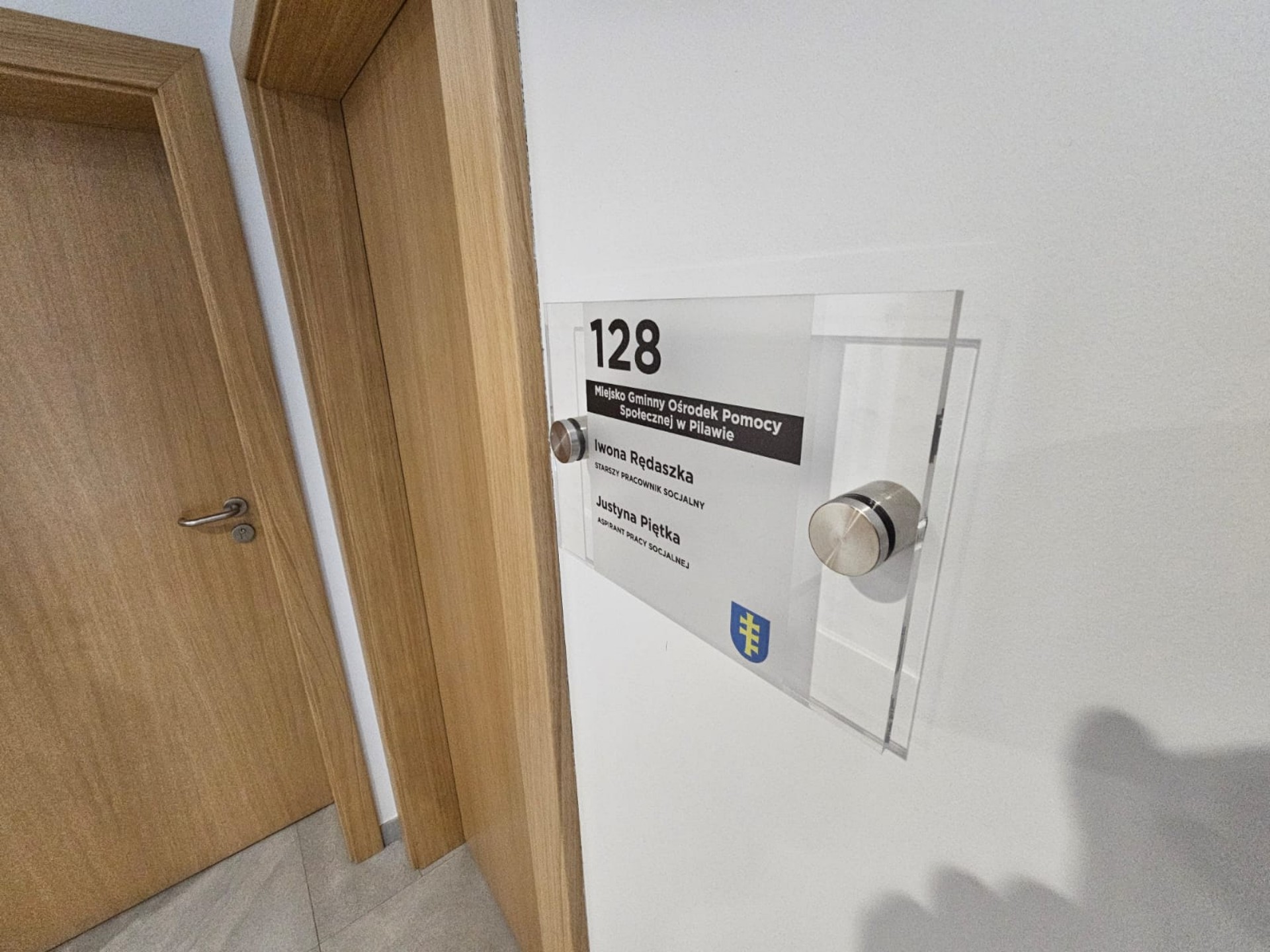 Szyldy, tablice i oznakowanie lokalu - przykład realizacji 13