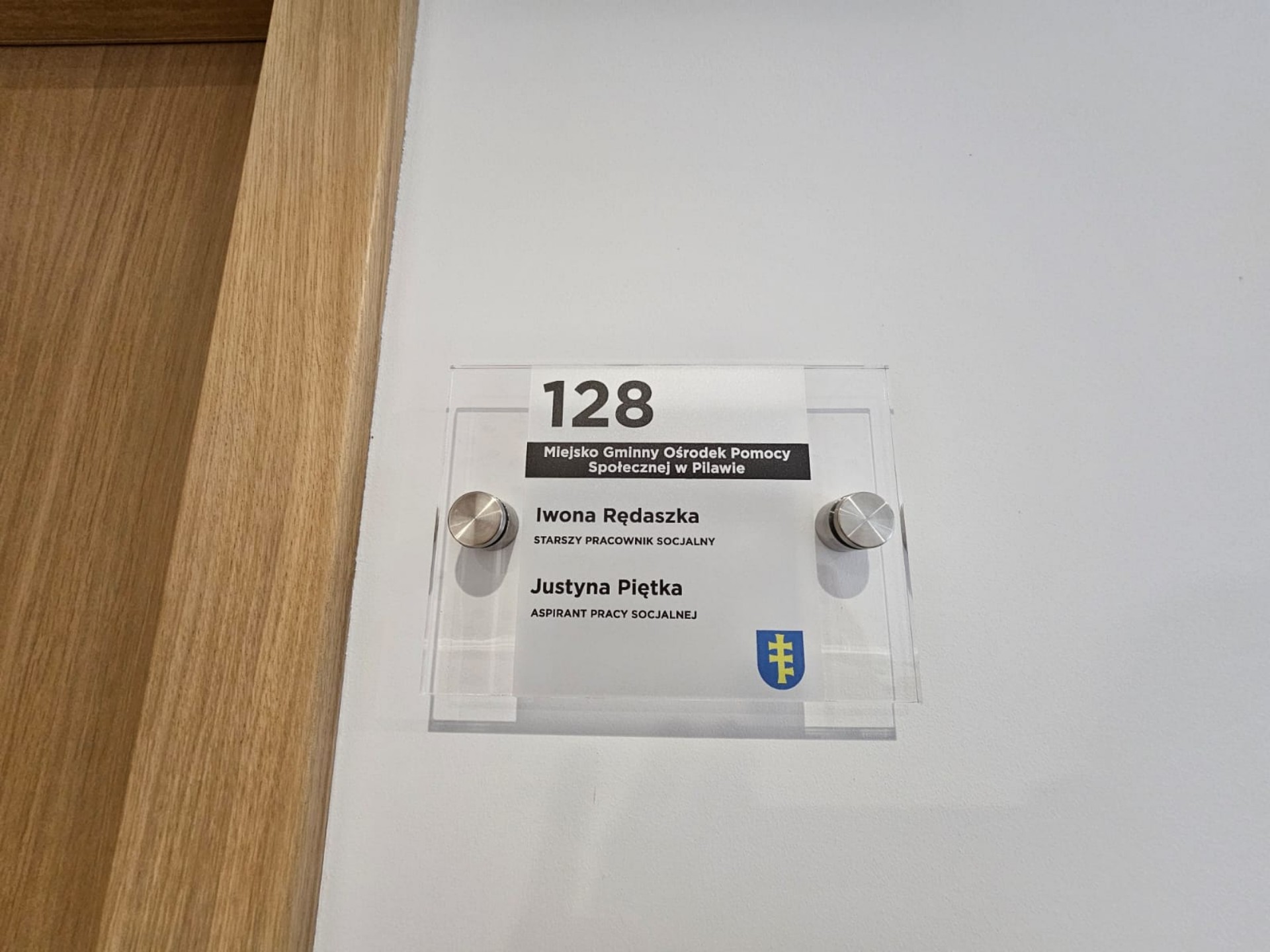 Szyldy, tablice i oznakowanie lokalu - przykład realizacji 14