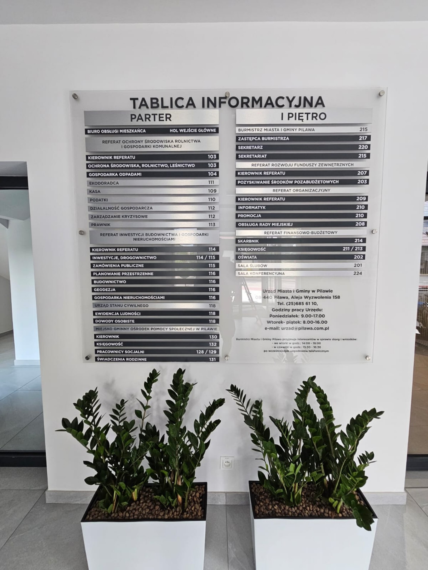 Szyldy, tablice i oznakowanie lokalu - przykład realizacji 17