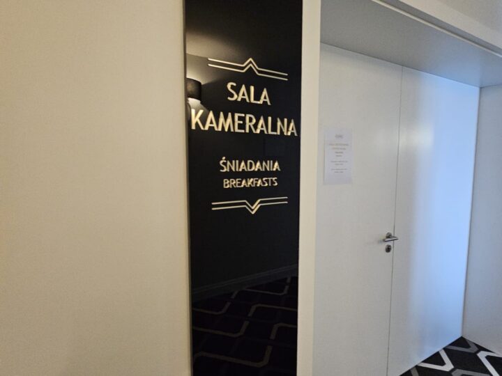Szyldy, tablice i oznakowanie lokalu – realizacja 18